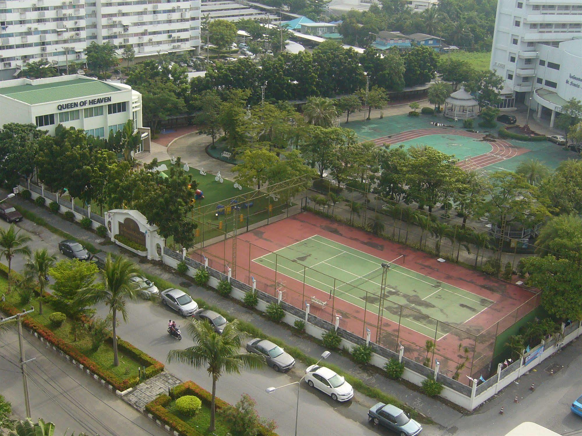 Impact Muang Thong Thani Service Condominium Bangkok Exterior photo